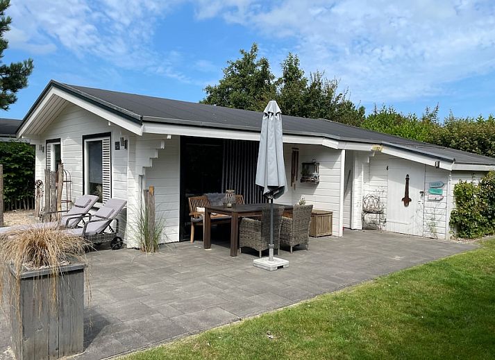 Geniet van de rust op het terras van Finse Bungalow Comfort 4 in Hollum, Ameland. Ontspan in deze charmante vakantieaccommodatie op de Waddeneilanden.