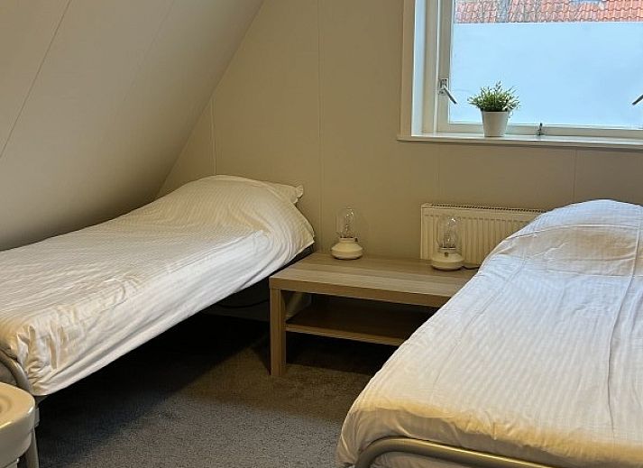 Modernes Badezimmer im Ferienhaus Oerd, Hollum, Ameland mit weissen Fliesen.