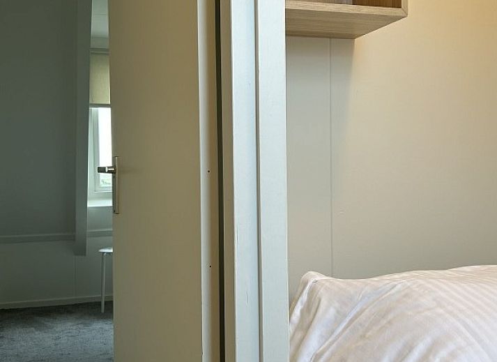 Modernes Badezimmer im Ferienhaus Oerd, Hollum, Ameland mit weissen Fliesen.