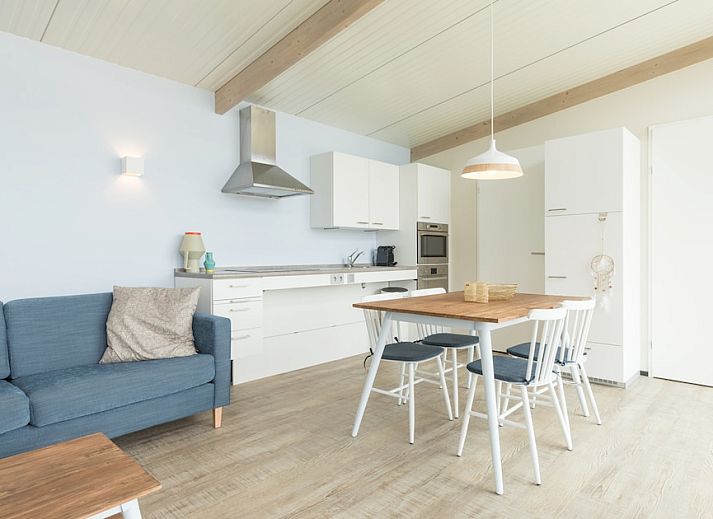 Gezellige woonkamer in Wadden Special vakantiehuis in Hollum, Ameland met moderne inrichting en comfortabele zithoek.