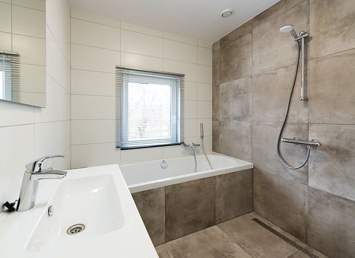 Moderne keuken en eetruimte in vakantiehuis Onder de Pannen! in Hollum, Ameland.