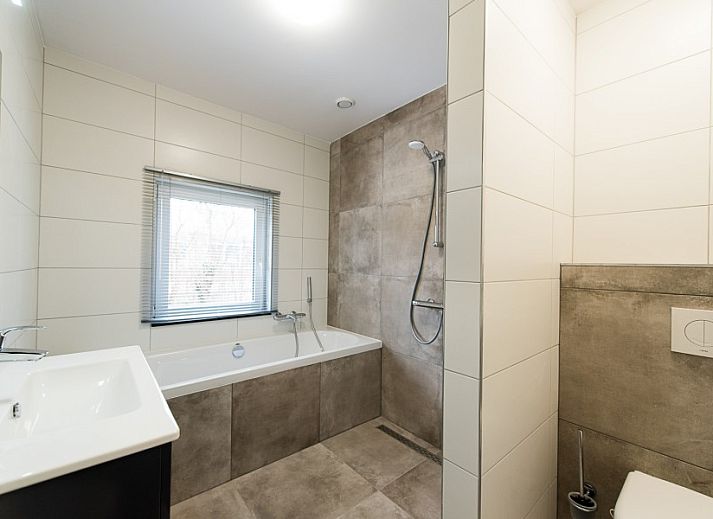 Buitenkant van vakantiehuis Onder de Pannen! omgeven door natuur in Hollum, Ameland.