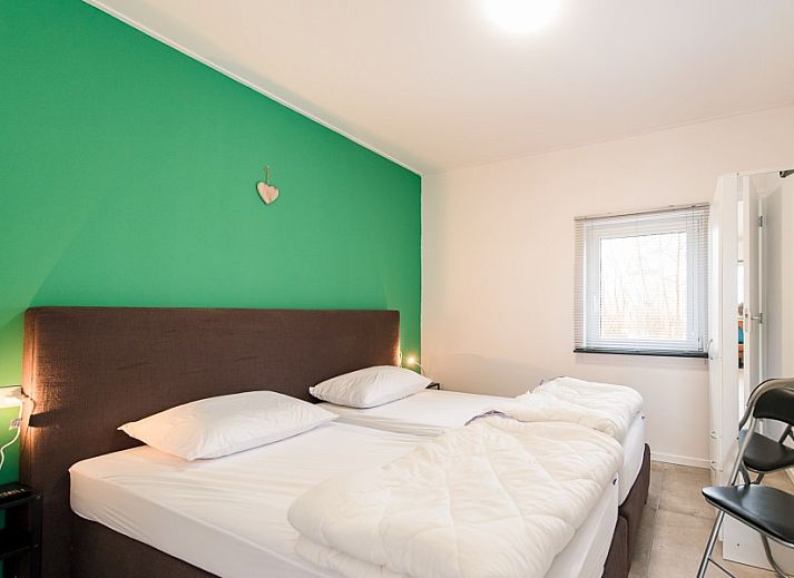 Buitenkant van vakantiehuis Onder de Pannen! omgeven door natuur in Hollum, Ameland.