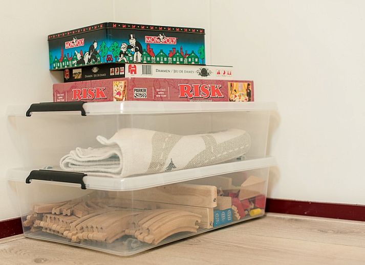 Buitenkant van vakantiehuis Onder de Pannen! omgeven door natuur in Hollum, Ameland.