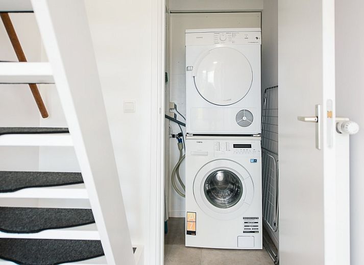 Buitenkant van vakantiehuis Onder de Pannen! omgeven door natuur in Hollum, Ameland.