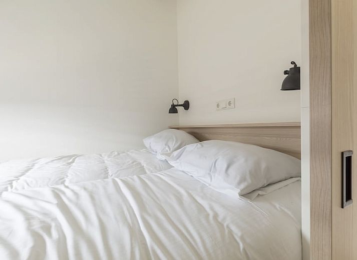 Lichte woonkamer van Lighthouse Adventure vakantiehuis in Hollum, Ameland, met uitzicht op de natuur.