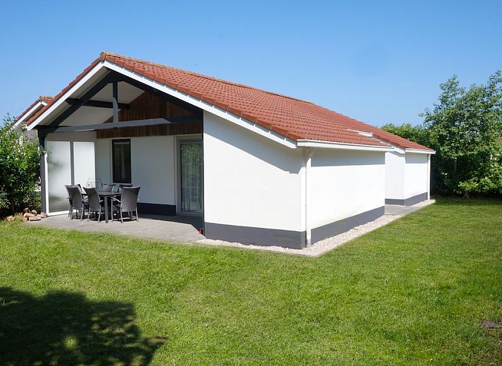 Duinbungalow 6 in Hollum, Ameland biedt een serene vakantie-ervaring met een ruim terras en groene tuin in de Waddeneilanden.