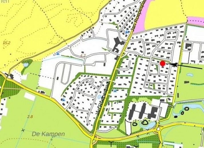 Entrance to Strandloper vacation home in Hollum, Ameland, surrounded by greenery.