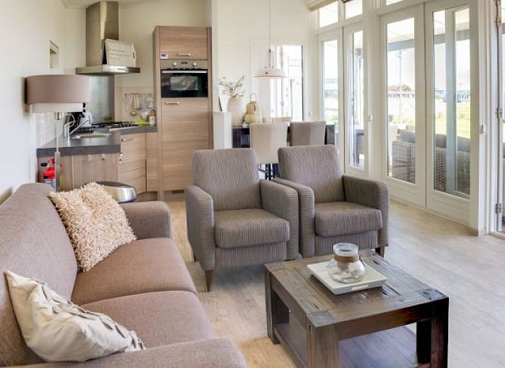 Boomhiemke Ferienhaus mit Terrasse in Hollum, Ameland, umgeben von Natur.