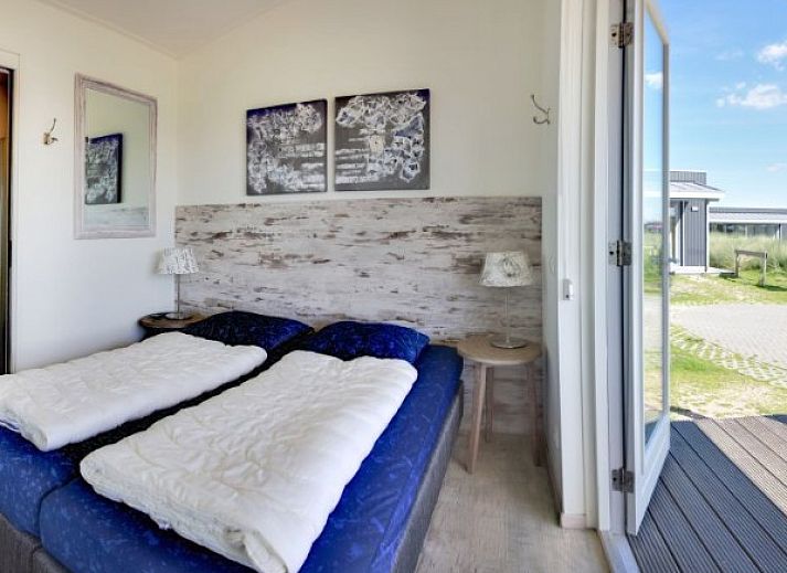 Boomhiemke Ferienhaus mit Terrasse in Hollum, Ameland, umgeben von Natur.