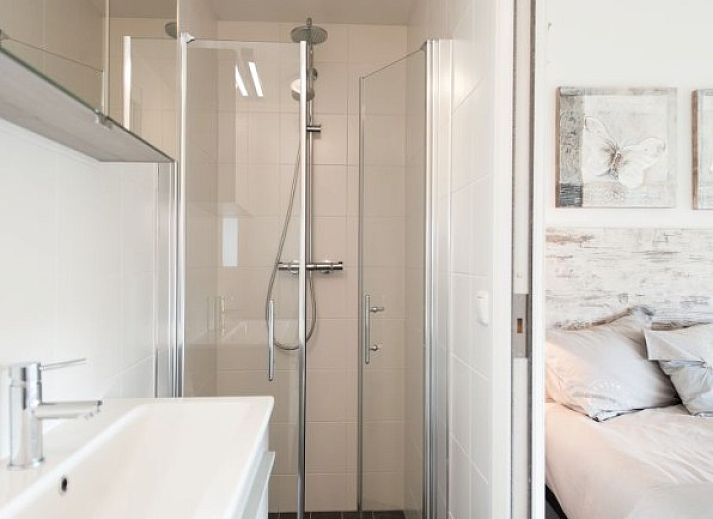 Boomhiemke Ferienhaus mit Terrasse in Hollum, Ameland, umgeben von Natur.