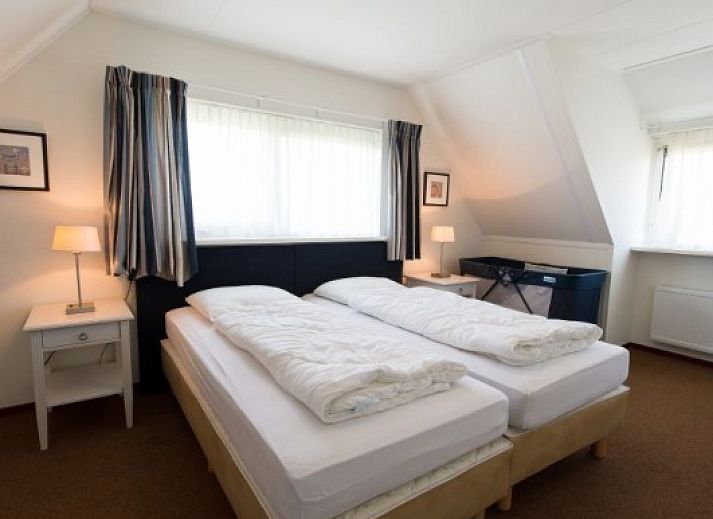 BEACHVILLA WEST END 6 in Hollum, Ameland offers a charming vacation home with thatched roof and spacious veranda on the Wadden Islands.