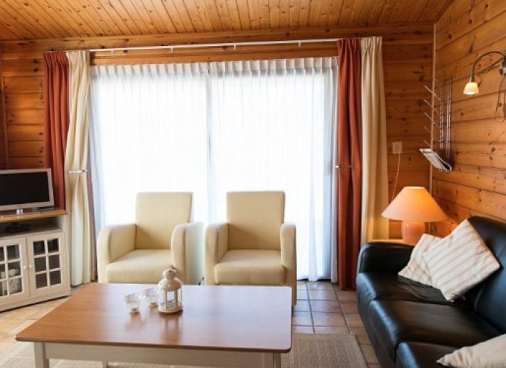 FINSE BUNGALOW 4 in Hollum, Ameland mit sonniger Terrasse und gruener Umgebung, ideales Feriendomizil auf den Watteninseln.