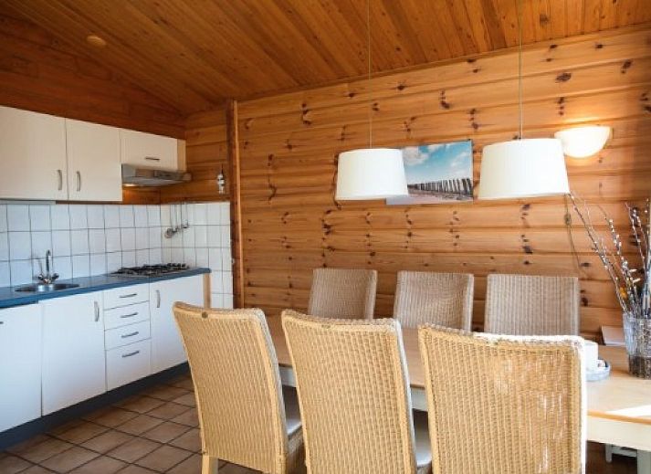 FINSE BUNGALOW 4 in Hollum, Ameland mit sonniger Terrasse und gruener Umgebung, ideales Feriendomizil auf den Watteninseln.