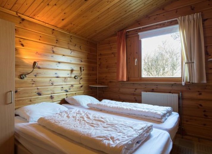 FINSE BUNGALOW 4 in Hollum, Ameland mit sonniger Terrasse und gruener Umgebung, ideales Feriendomizil auf den Watteninseln.