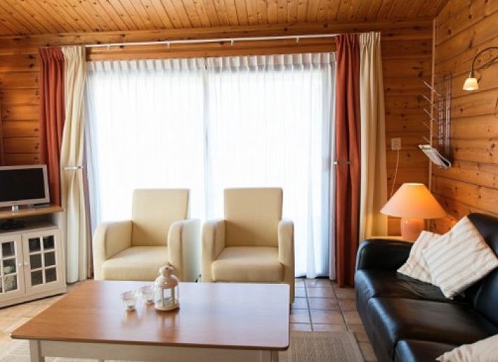 Exterior view of FINSE BUNGALOW 6 in Hollum, Ameland, with terrace and green surroundings on the Wadden Islands.