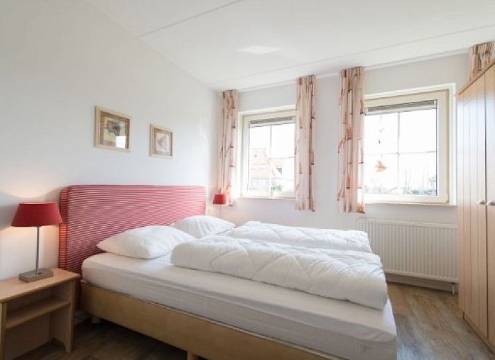 WEIDEVILLA B 6 in Hollum, Ameland, vacation home with spacious garden and charming facade on the Wadden Islands.