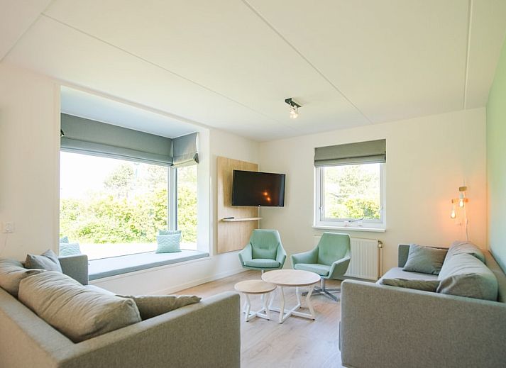 Duinbungalow Luxe 10 in Hollum, Ameland offers a modern vacation home experience amidst the green nature of the Wadden Islands.