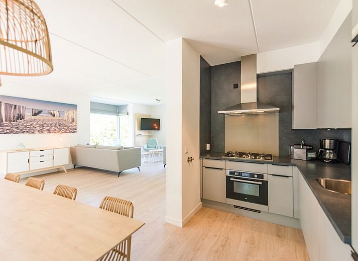 Duinbungalow Luxe 10 in Hollum, Ameland offers a modern vacation home experience amidst the green nature of the Wadden Islands.