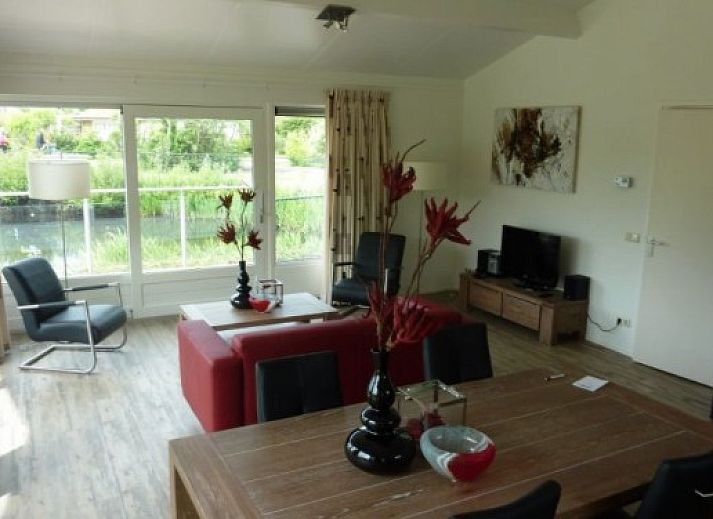 VIJVERWONING 4 vakantiehuis in Hollum, Ameland met ruim terras en groene tuin, ideaal voor ontspanning op de Waddeneilanden.