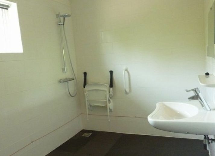 VIJVERWONING 4 vakantiehuis in Hollum, Ameland met ruim terras en groene tuin, ideaal voor ontspanning op de Waddeneilanden.