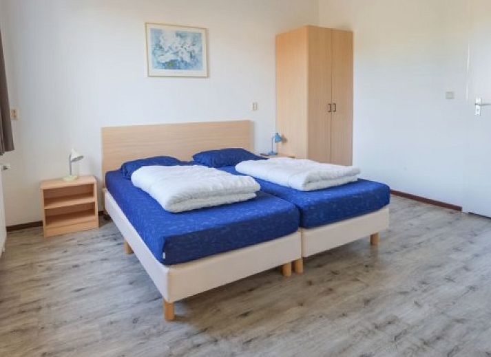 Geniet van de moderne architectuur van DUINBUNGALOW 10, een vakantiehuis in Hollum, Ameland met een zonnig terras en groene omgeving.