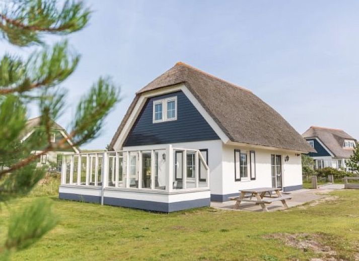 ENGELSMANDUINVILLA DELUXE 6 vacation home in Hollum, Ameland with thatched roof and sunny veranda in the Wadden Islands.