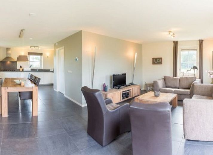 ENGELSMANDUINVILLA DELUXE 6 vacation home in Hollum, Ameland with thatched roof and sunny veranda in the Wadden Islands.