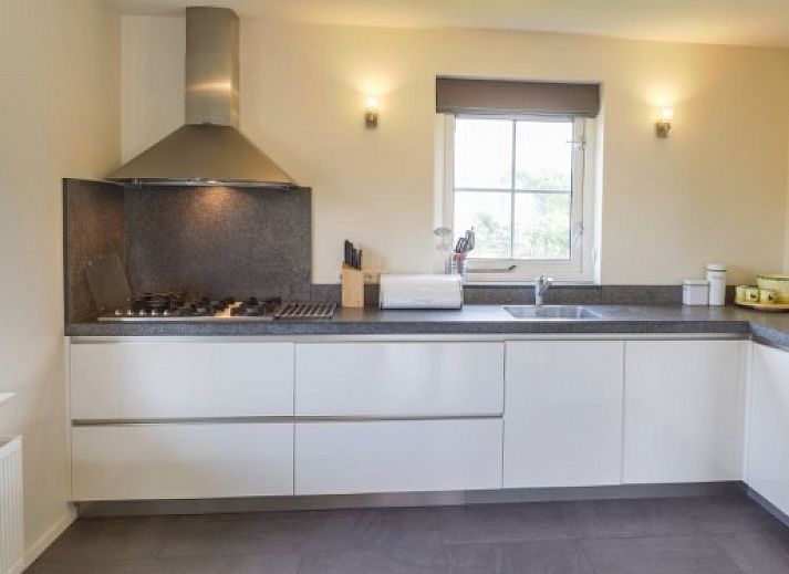 ENGELSMANDUINVILLA DELUXE 6 vacation home in Hollum, Ameland with thatched roof and sunny veranda in the Wadden Islands.