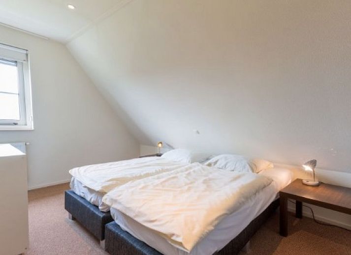 ENGELSMANDUINVILLA DELUXE 6 vacation home in Hollum, Ameland with thatched roof and sunny veranda in the Wadden Islands.