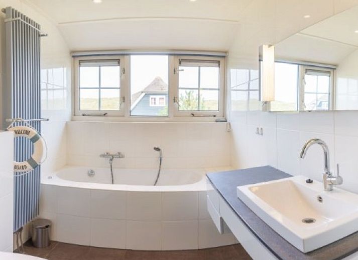 ENGELSMANDUINVILLA DELUXE 6 vacation home in Hollum, Ameland with thatched roof and sunny veranda in the Wadden Islands.