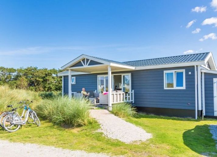 Veranda van DUINCHALET 4 in Hollum, Ameland, met uitzicht op de natuur van de Waddeneilanden.