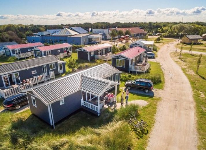 Veranda van DUINCHALET 4 in Hollum, Ameland, met uitzicht op de natuur van de Waddeneilanden.