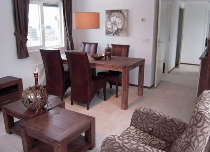 Veranda van DUINCHALET 4 in Hollum, Ameland, met uitzicht op de natuur van de Waddeneilanden.