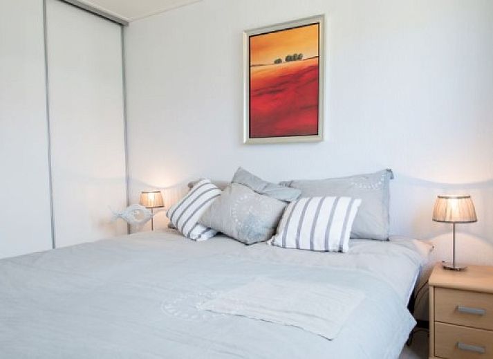 Veranda van DUINCHALET 4 in Hollum, Ameland, met uitzicht op de natuur van de Waddeneilanden.