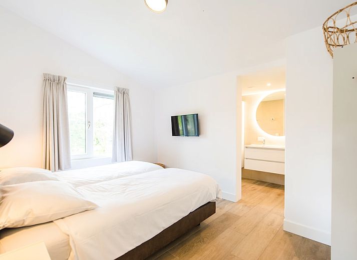 Finse Bungalow Luxe 8 in Hollum, Ameland, biedt een ruim terras en moderne architectuur voor een ontspannen vakantieverblijf op de Waddeneilanden.