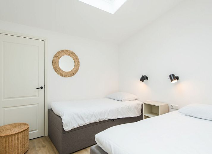 Finse Bungalow Luxe 8 in Hollum, Ameland, biedt een ruim terras en moderne architectuur voor een ontspannen vakantieverblijf op de Waddeneilanden.