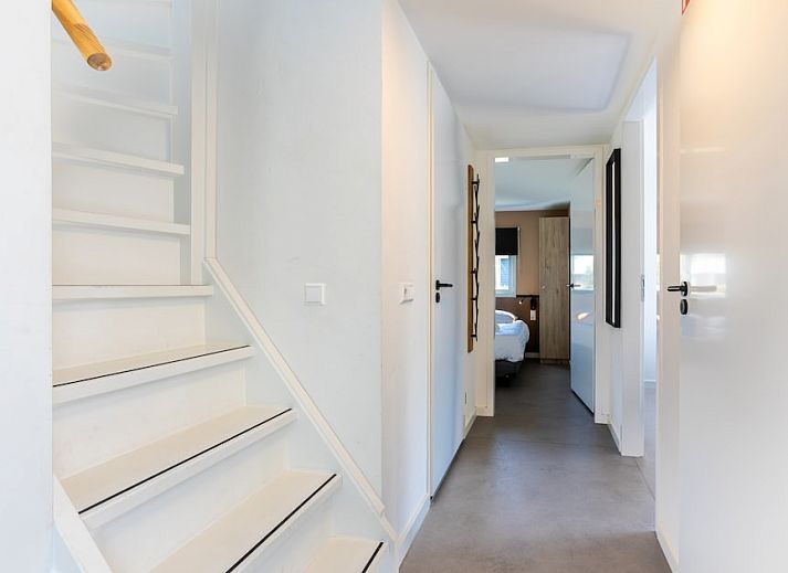 Veranda of Strandlodge 8 in Hollum, Ameland with spacious dining table and views of the Wadden Islands nature.