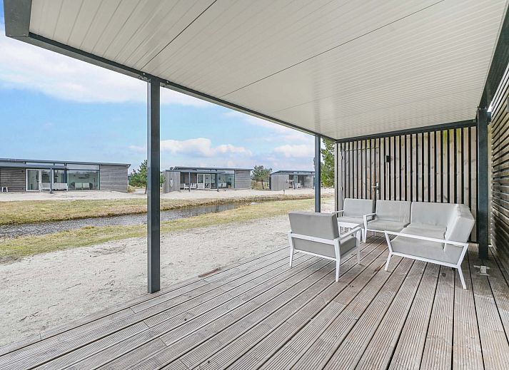 Freistehendes Haus in Hollum mit moderner Veranda auf Ameland, Watteninseln.