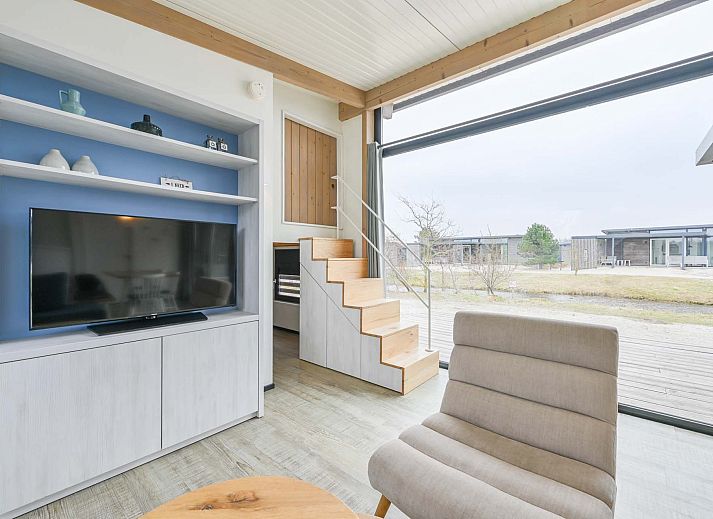 Terrasse des Ferienhauses in Hollum, Ameland mit Blick auf die Natur.