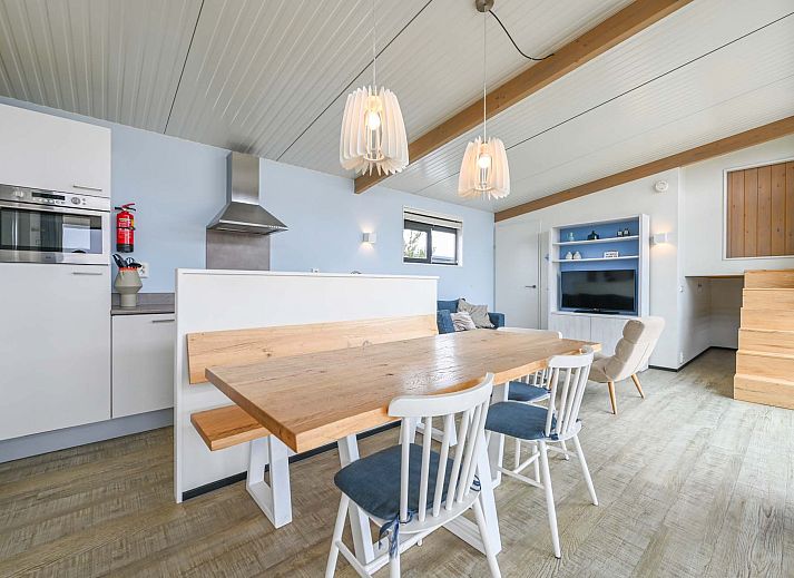 Terrasse des Ferienhauses in Hollum, Ameland mit Blick auf die Natur.