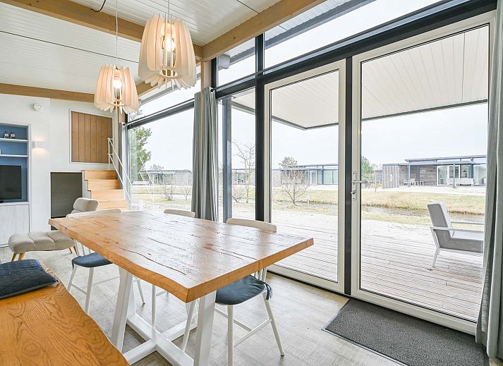 Terrasse des Ferienhauses in Hollum, Ameland mit Blick auf die Natur.
