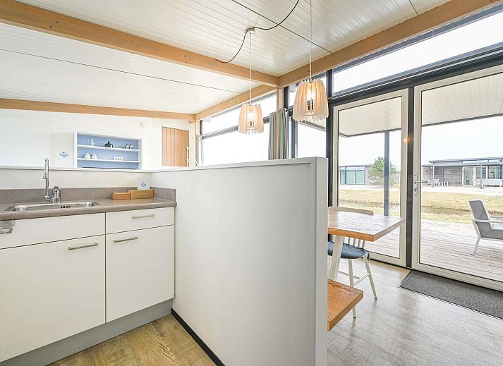 Luftaufnahme eines Einfamilienhauses in Hollum, Ameland, mitten im Grnen.