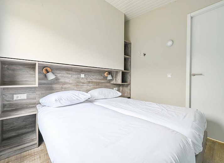 Luftaufnahme eines Einfamilienhauses in Hollum, Ameland, mitten im Grnen.