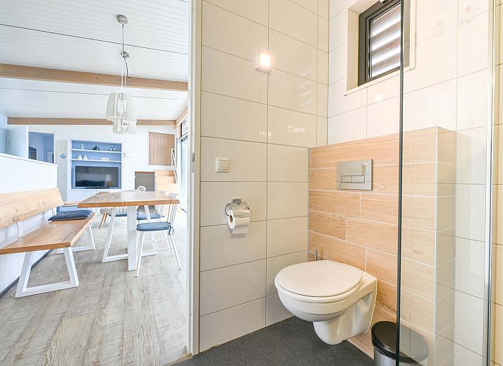 Luftaufnahme eines Einfamilienhauses in Hollum, Ameland, mitten im Grnen.