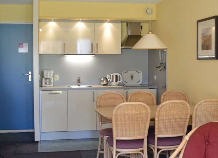 Stilvoller Wohnbereich mit modernen Moebeln im Appartement Amelander Kaap 2, Hollum, Ameland fuer einen entspannten Aufenthalt.