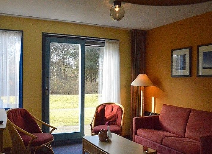 Stilvoller Wohnbereich mit modernen Moebeln im Appartement Amelander Kaap 2, Hollum, Ameland fuer einen entspannten Aufenthalt.