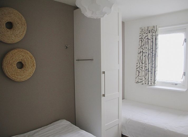 Stilvoller Wohnbereich mit modernen Moebeln im Appartement Amelander Kaap 2, Hollum, Ameland fuer einen entspannten Aufenthalt.