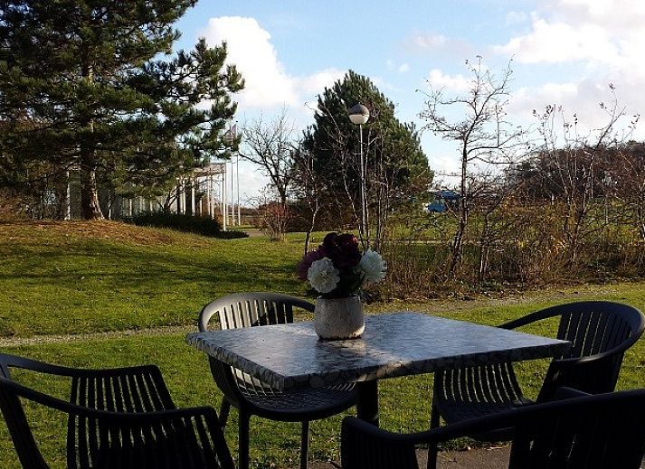 Stilvoller Wohnbereich mit modernen Moebeln im Appartement Amelander Kaap 2, Hollum, Ameland fuer einen entspannten Aufenthalt.