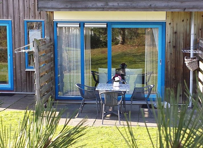 Stilvoller Wohnbereich mit modernen Moebeln im Appartement Amelander Kaap 2, Hollum, Ameland fuer einen entspannten Aufenthalt.